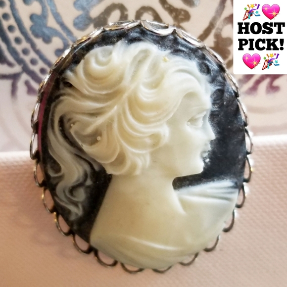 Vintage Jewelry - Vintage Cameo Broach